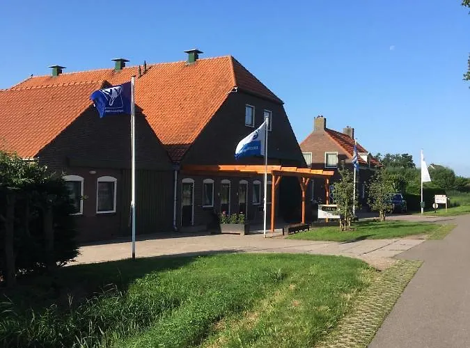 61 Aan Het Water מלון